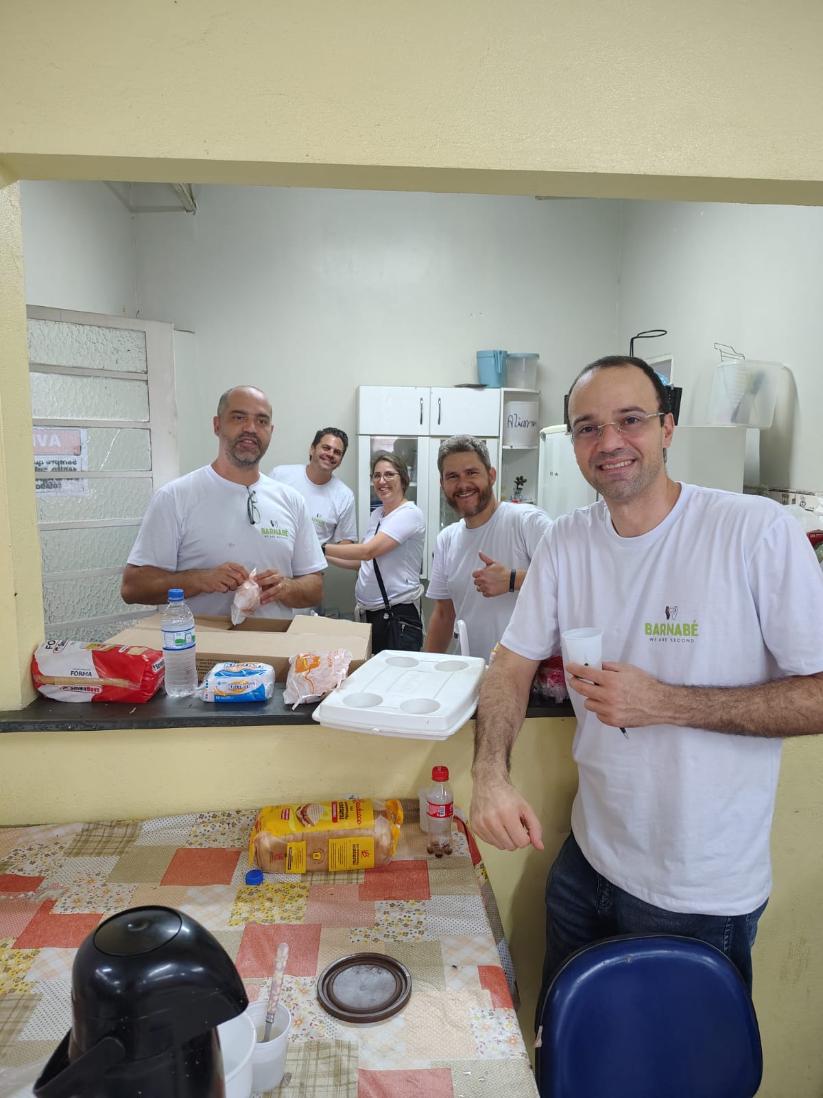 Servir com alegria. — Ações Barnabé
