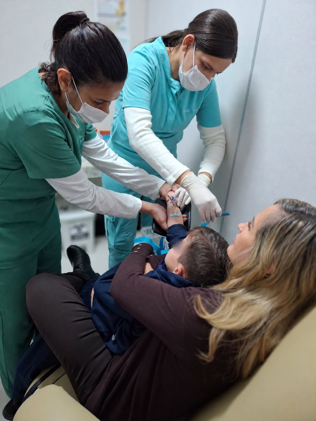 Mateus durante atendimento médico — Cidade dos Meninos